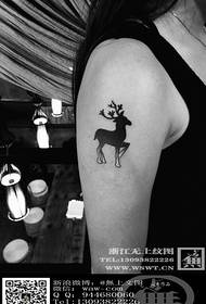 Stor arm sika hjort tatuering