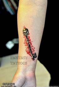 Patrón de tatuaxe en clave de cor brazo