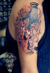 腕の色の水と火の手のタトゥーパターン