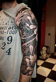 Řecký tattoo umělec KOSTAG pracuje s květinovými rameny
