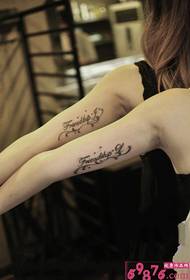 Slika djevojke svježe engleske ruke tetovaža