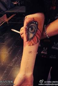 Modello realistico del tatuaggio dell'occhio di colore del braccio femminile
