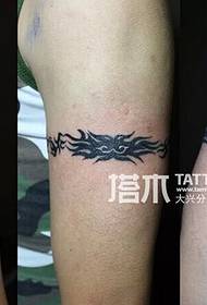 Kar totem módosított karszalag tetoválás