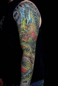 Tatuaje tradicional de brazo de flores de Jeff Zuck