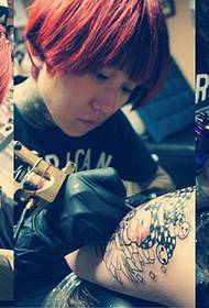 Skjønnhet tatovering artist arm gruppe tatovering scene