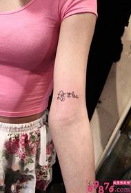 Lytse frisse Ingelske alfabetarm tatoetôfbylding