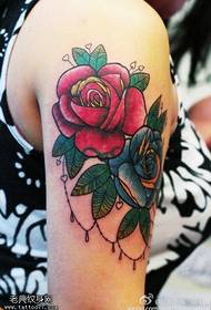 女性手臂玫瑰花纹身图片