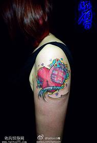 Wzór tatuażu z przeszywanym wzorem łuku w kształcie serca