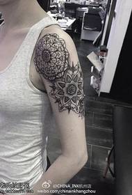 Vzorec tetovaže rožnega ventilatorja z žensko roko