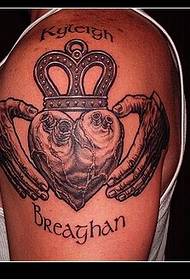 Chlapec rameno čierne a biele srdce koruna tetovanie vzor
