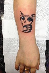 Trendigt svartvitt katttatueringsmönster på armen