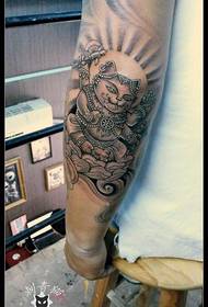 Arm beckoning cat tattoo pattern
