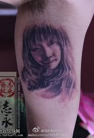 Lindo patrón de tatuaje mini retrato en el interior del brazo