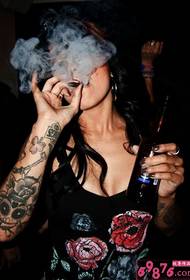 Røykende jente arm dekadent personlighet tatovering