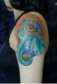 Meitenes roka, skaists ziloņa tetovējuma attēls