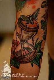 Rokas krāsas smilšu pulksteņa tetovējuma attēls