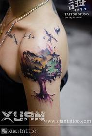 Дрво во боја на раката голта проголта шема на тетоважи