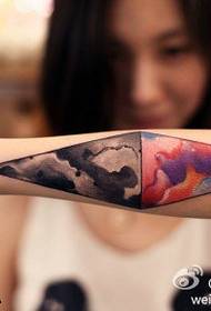 Piękny dwukolorowy wzór tatuażu na ramieniu