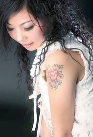 सुंदर आकर्षक महिला मॉडल केवल सुंदर दिखने वाले हाथ टैटू चित्र
