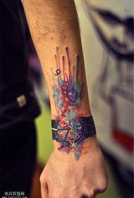 Ruka u boji prskanje tinte sat uzorka tetovaža