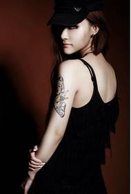 Moda sexy frumoasă frumoasă femeie model tatuaj braț