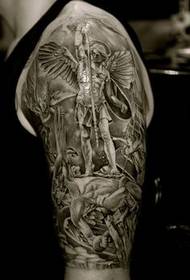 Stylowy tatuaż przystojny anioł ramię