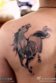 Ombro de pintura a tinta executando o padrão de tatuagem de cavalo