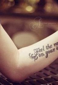 Красива і красива рука англійська татуювання