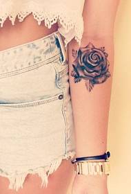 Flickatatuering: liten tatuering på armen
