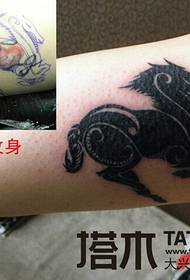 Cubra tatuaxe tótem de cabalo tatuaxe