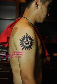 Gambar tato lengan totem matahari
