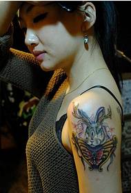 Fashion magandang batang babae na may magandang tattoo sa braso