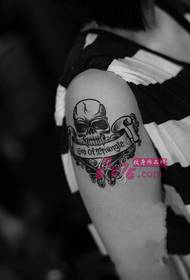Kūrybinga juodos ir baltos kaukolės rankos tatuiruotė