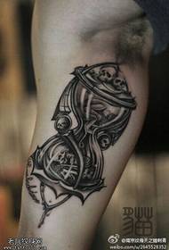 Caj npab taub hau hourglass tattoo qauv