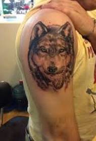 Стильная татуировка головы волка на большой руке