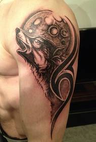 Zgodna tetovaža vuka s velikom rukom