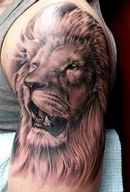 Tatouage puissant lion bras roi