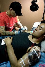 Чоловічий гарний хлопець arm візерунок татуювання візерунок
