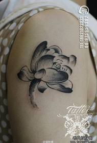 Arm sort grå lotus tatoveringsbillede