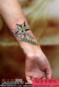 Tatuaje de estrella de cinco puntas coloreado a mano