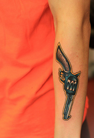 Un patrón de tatuaje de pistola de brazo