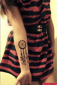 Mujer brazo brazo baloncesto bloque diagrama tatuaje patrón