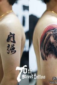 Човек рака модата класична шема на тетоважа на коњи