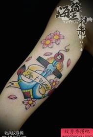 Tatueringsshow, rekommenderar en färgglad tatuering med ankarbrev