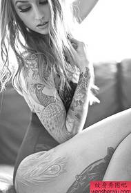 Feina de tatuatge de paó braç femení