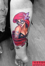 Armkleurige meisie tatoeëring werk