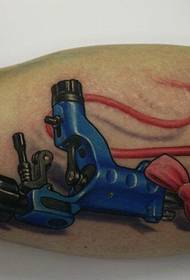 Tatuajeak partekatzen dituen beso kolore tatuaje makinaren irudia