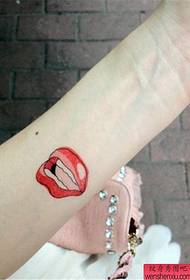 Moteris riešo rankos raudonos lūpos tatuiruotės modelis