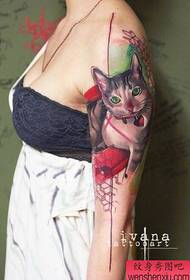 Tattoo-show, oanbefelje in tatoeaazje fan in frou fan 'e earmkleur fan kat
