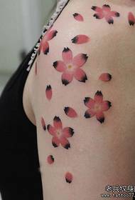 Mooie vrouw mooie kleur kersenbloesem tattoo patroon